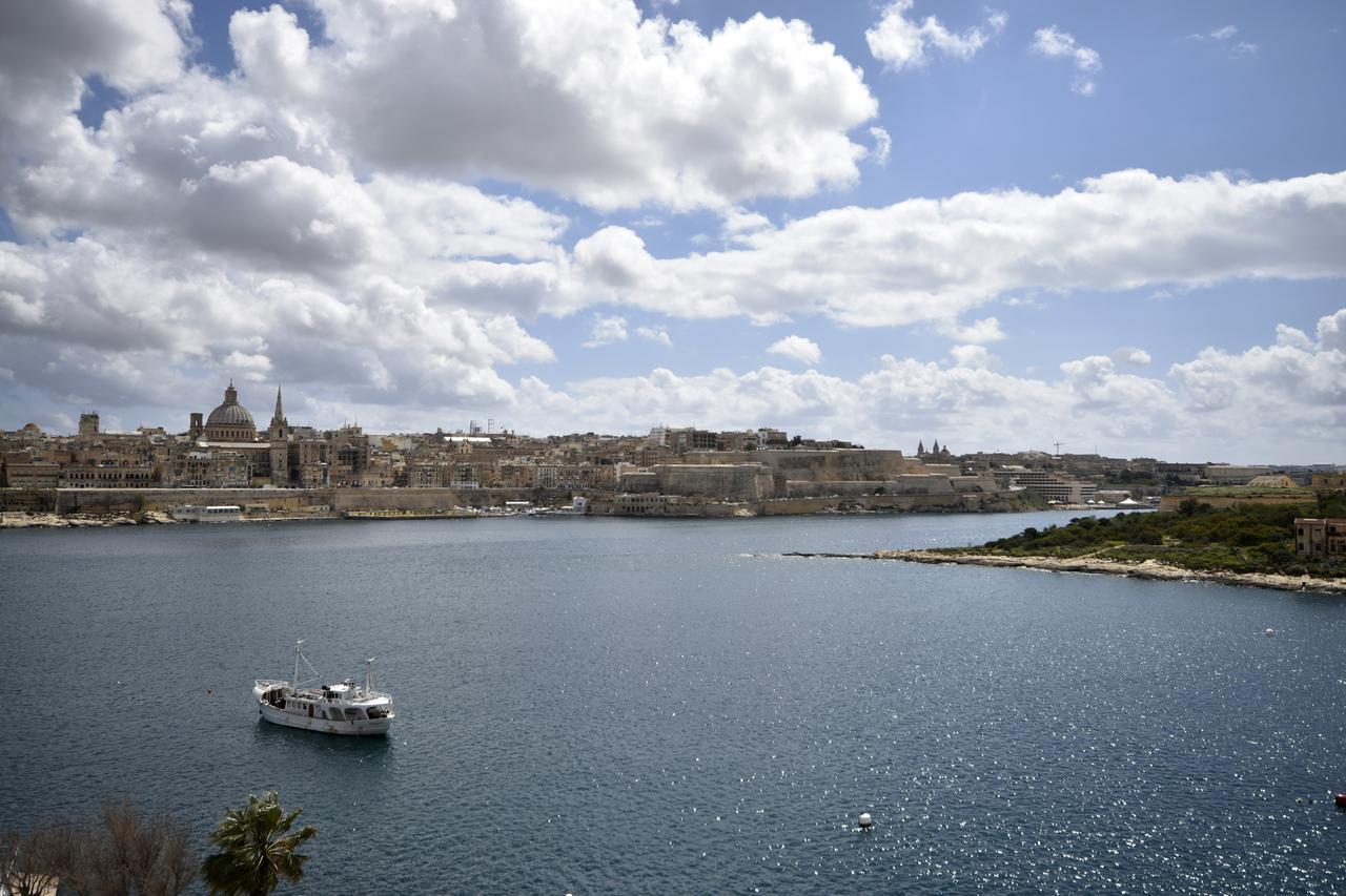 Sliema Duplex Penthouse With Sea Views & Private Terrace By Shortletsmalta Apartment Luaran gambar